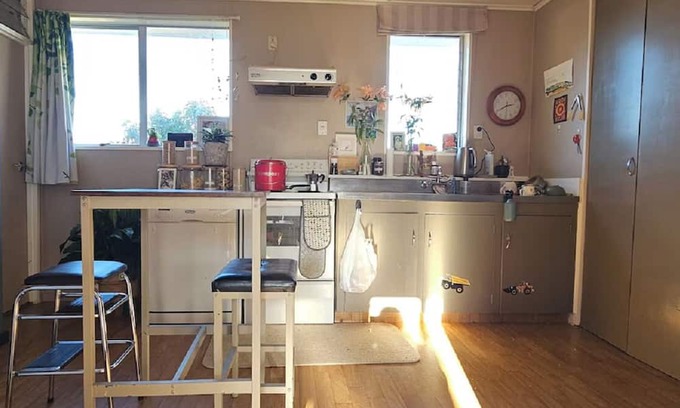 Clyde Casa | Cute, Colourful little house / cottage in Clyde