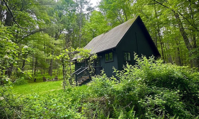 Sparrow Bush Cabina | Cozy cabin on 17 acres of nature, with workspace, yoga deck, bbq and fire pit