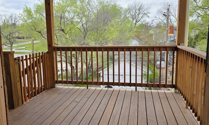 Topeka Apartamento | Beautifully Renovated 1 Bed, 1 Bath, Pet-Friendly Apt, 2 Blks From State Capitol