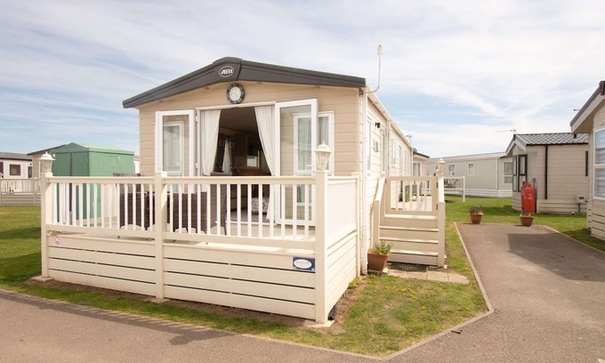 Dymchurch Casa | Stay By The Sea, Beach, Swimming Pool, Arcade