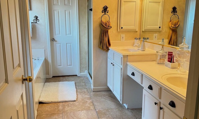Sugar Land Casa | 4-bedroom house WiFi, AC. Pet and Family Friendly perfect for gatherings