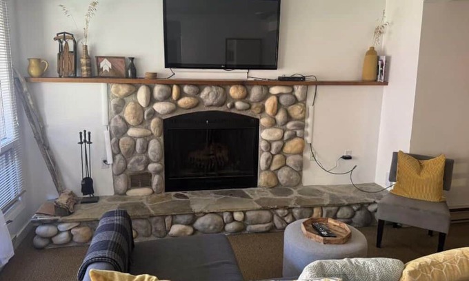 East Kootenay Condominio | Panorama mountain retreat. 5 min walk to the gondola.