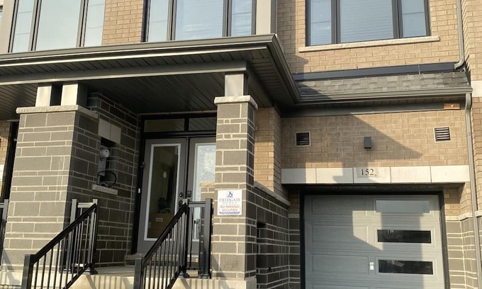 Vaughan Cama Y Desayuno | 3BR Getaway in Kleinburg, Vaughan, Built in 2024 — Stylish Comfort Awaits You!