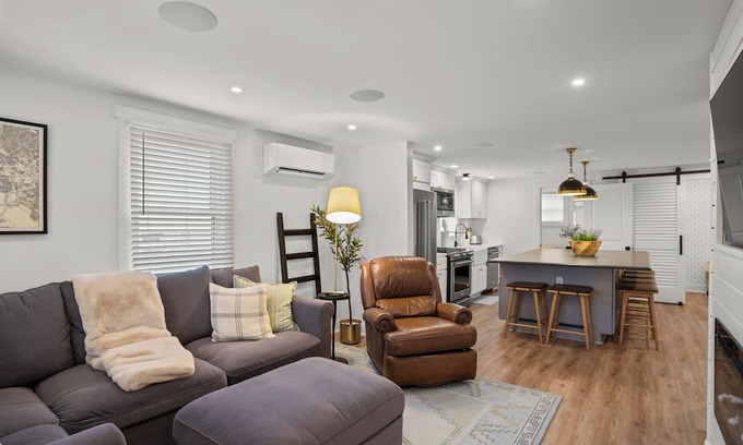 Lutherville Timonium Casa | Inviting Escape Bursting w/Elegance & Style