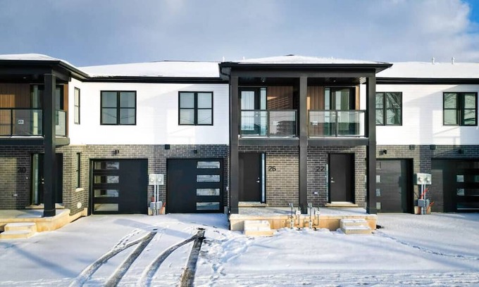 Welland Casa | Family Friendly Canal Front 3BR with BBQ and Sleeps 8 guests