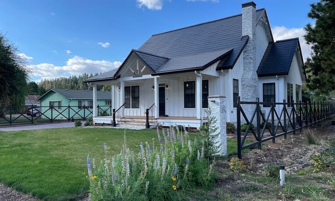 Brownsville Casa | Fabulous Solar Powered Farmhouse with EV Charger