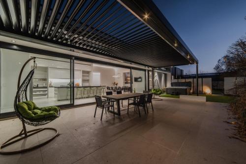 Fendalton Casa | How the 1percent Live - Waiwetu St Sleeps 15