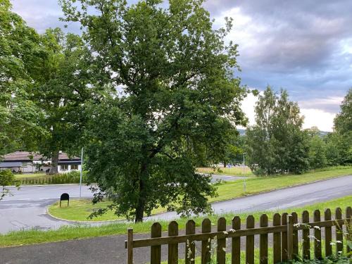 Huskvarna Apartamento | Mysig 1 rok med trädgård