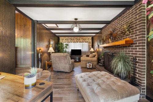 Erwin Casa | 'That 70s House' Retreat near the Nolichucky