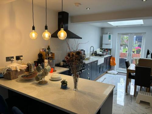Watford Casa | Luxurious Shared Home - Self Check-In, Free Street Parking