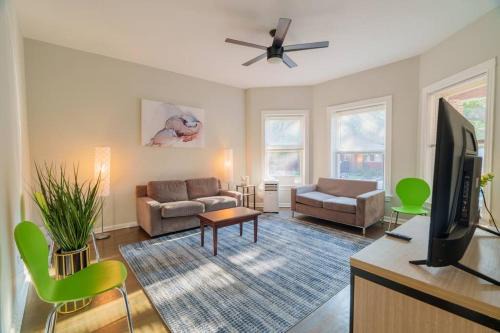 Woodlawn Apartamento | Spacious 4BR Retreat in Vibrant Woodlawn Near UChi