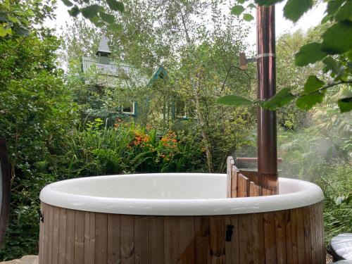 Bude Cabina | Enchanting Hand Painted Tabernacle with Hot Tub