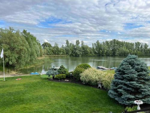 Ottawa Division Casa | Lake House 8 Min from Airport sleeps 13