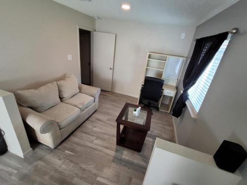 Houston Casa | Big room with a private bathroom