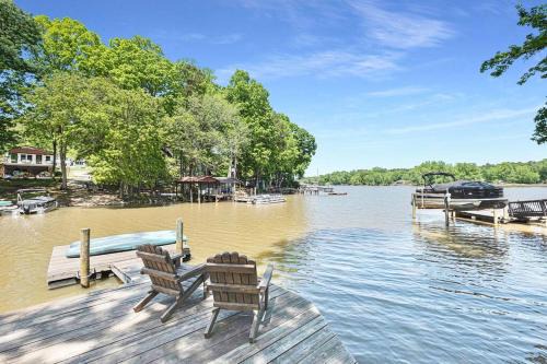 Belmont Casa | Paradise Lake House: A Lakefront Retreat